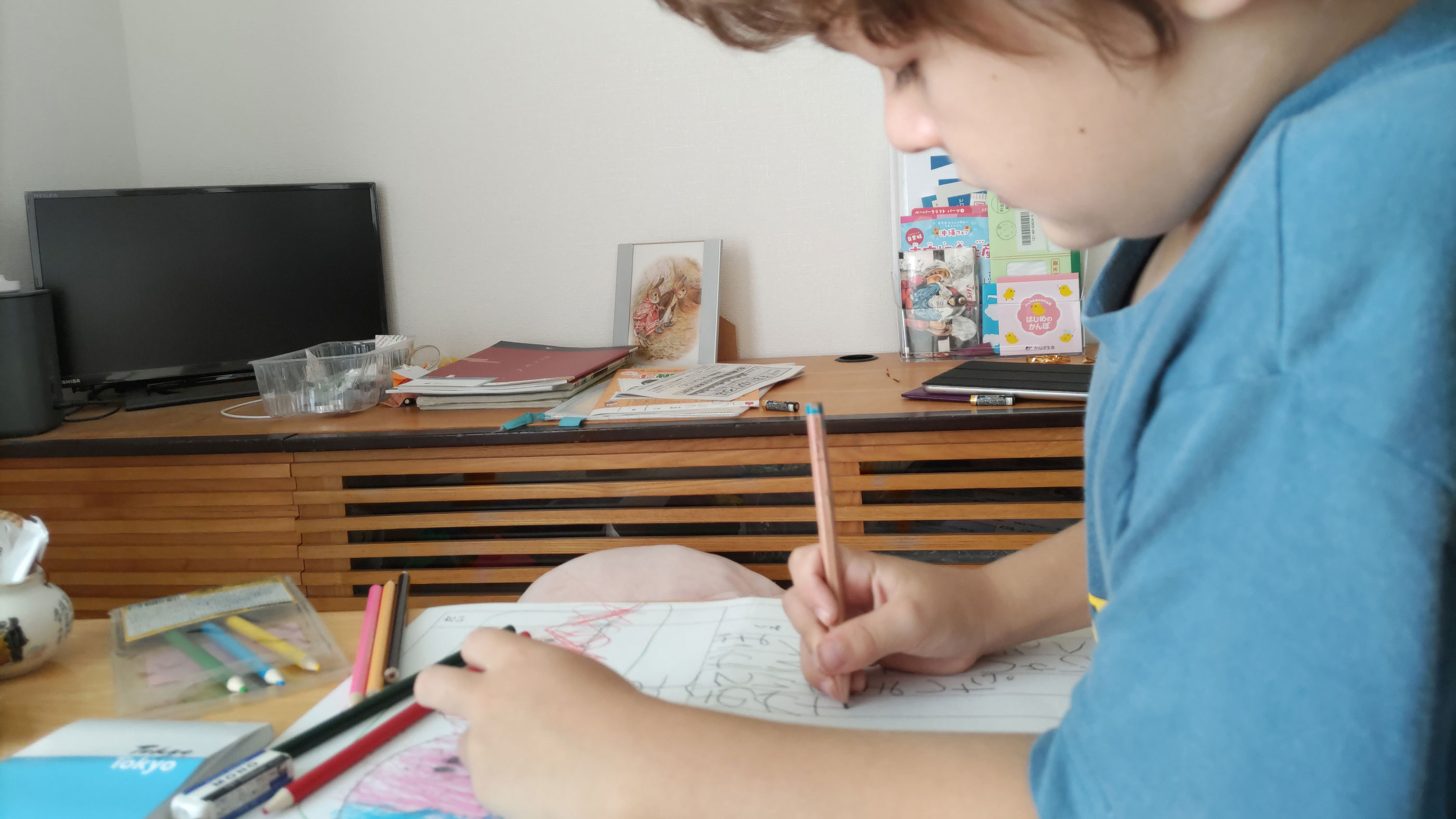 日本の学校で母子ともに初めて経験する夏休みの宿題をお手伝い